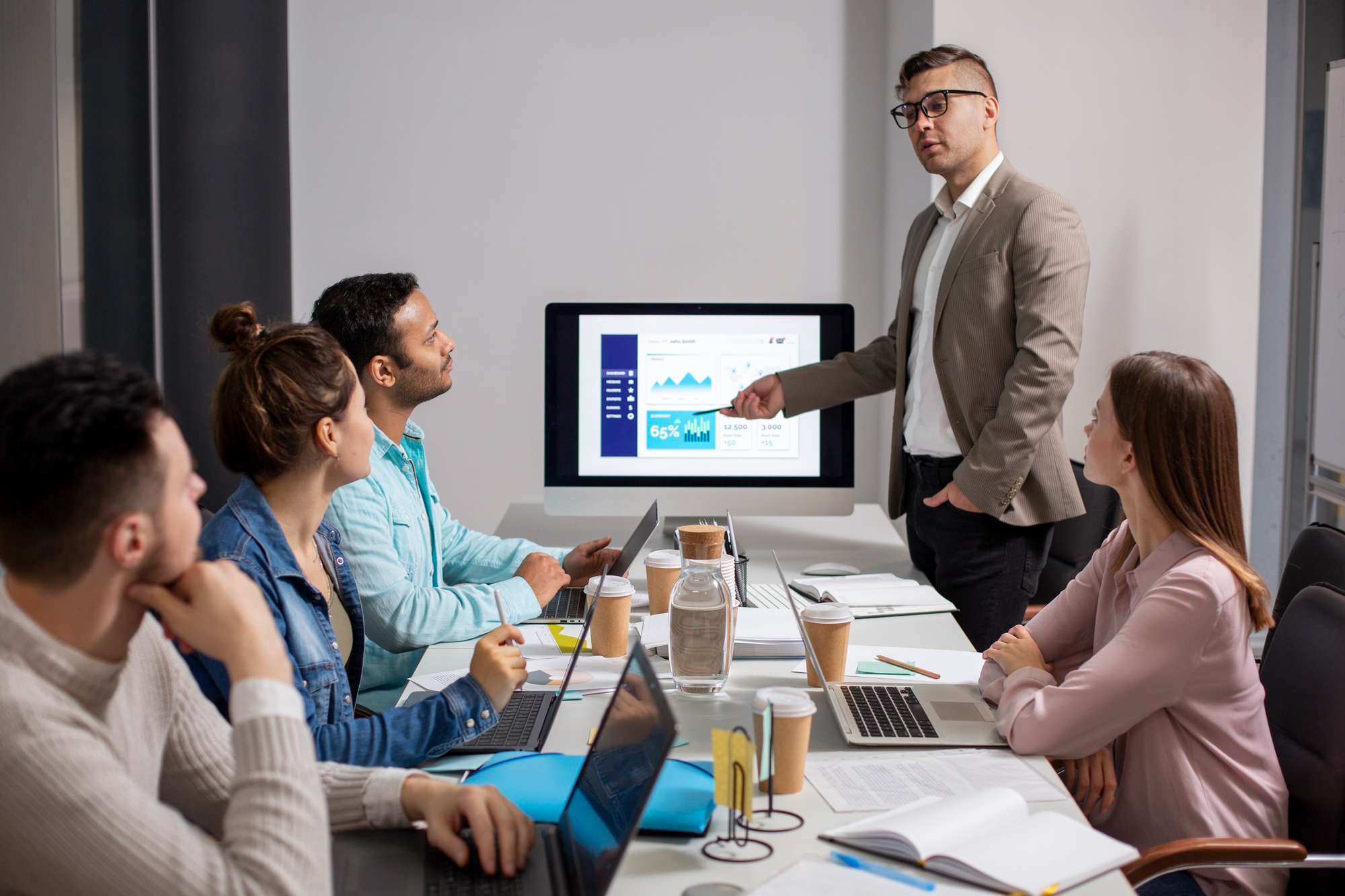 Profesionales en reunión de negocios